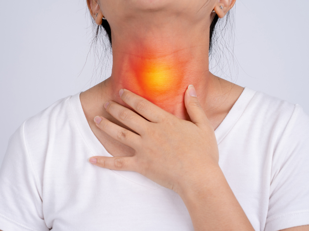 Angina wirusowa a bakteryjna. Jak je odróżnić? Objawy i antybiotykoterapia